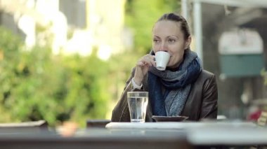 Genç kadın bir açık Cafe kahve içme