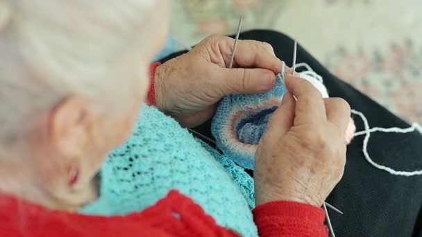 Primo piano di una nonna Calzini di lana a maglia sul divano — Video Stock