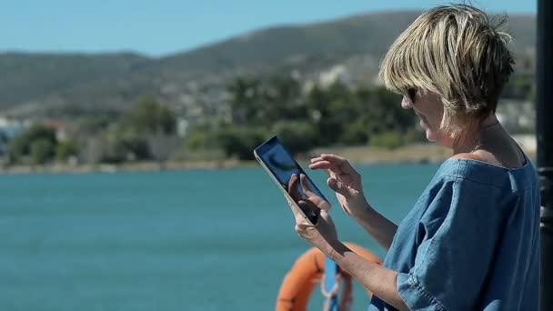 Deniz kıyısında tablet kullanan soyut kadın — Stok video