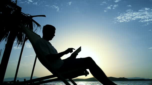 Astratto silhouette uomo utilizzando IPad sul tramonto — Video Stock