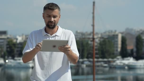 Homem abstrato usando IPad na marina — Vídeo de Stock