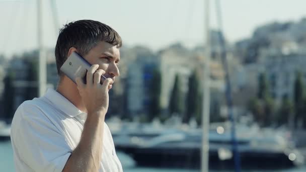 Αφηρημένος άνδρας μιλάει στο τηλέφωνο στη Μαρίνα — Αρχείο Βίντεο