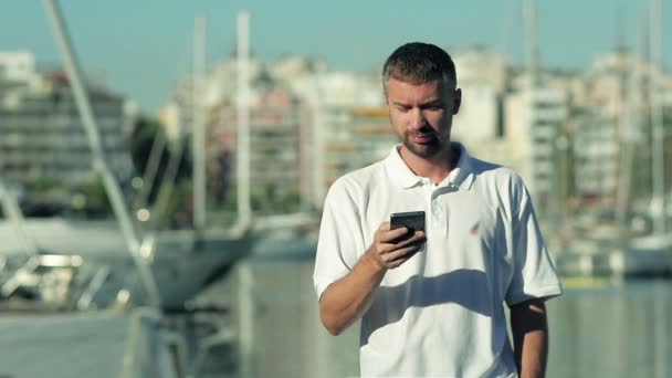 스마트-휴대 전화에서 메시지를 작성 하는 젊은 남자 — 비디오