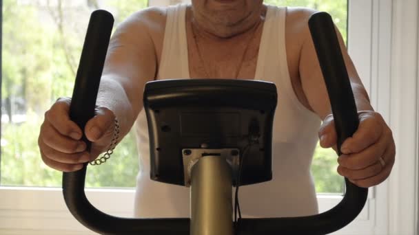 Tutup The Old Man Riding Stationary Bike — Stok Video