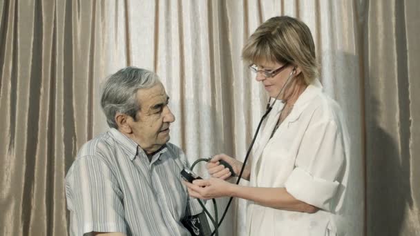 Resumen Primer plano Enfermera comprueba la presión arterial — Vídeos de Stock