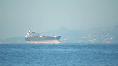 Büyük petrol tankeri görünümünü denizde yelken