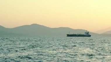 Görünüm Tanker gaz günbatımında sıvılaşmış.