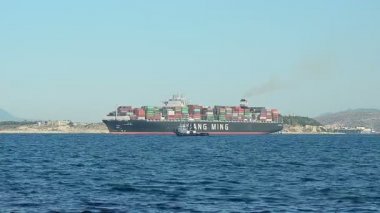 Görünüm kapsayıcı kargo gemisi yaprakları bağlantı noktası dolu