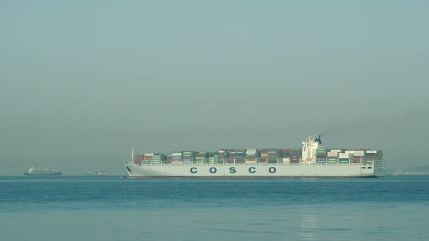 在黎明时查看货物集装箱船航行在海面上 — 图库视频影像