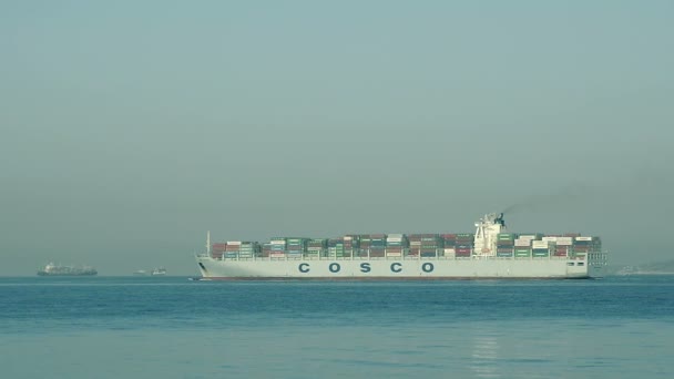 Ver barco contenedor de carga en las velas del amanecer en el mar — Vídeos de Stock