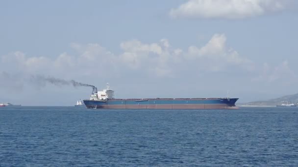 De grote Tanker weergave op de achtergrond-schepen — Stockvideo