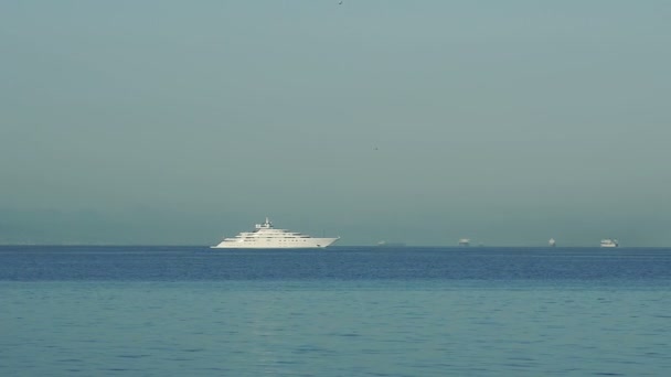 Weergave van de luxe boot In de zee — Stockvideo