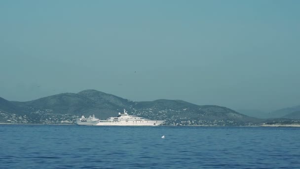 Barco de lujo en el fondo de la isla — Vídeo de stock