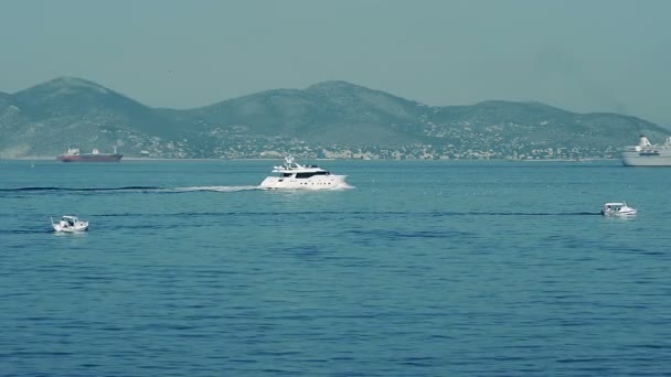 Akdeniz teknenin denizde tatil — Stok video