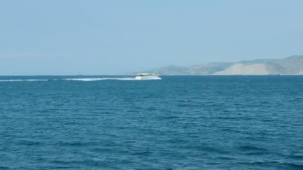 Velero en el mar en el fondo de la isla — Vídeos de Stock