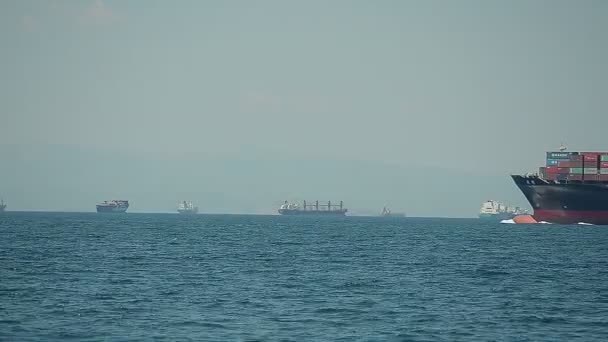 Buque de carga se trasladó rápidamente en el mar Mediterráneo en el fondo de los buques — Vídeo de stock