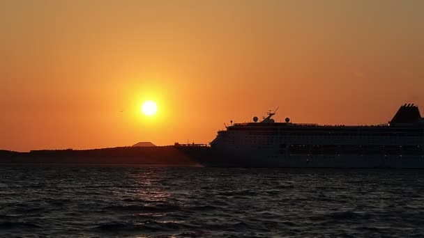 Silhouette Kreuzfahrtschiff vor dem Hintergrund der Insel bei Sonnenuntergang — Stockvideo