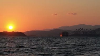 Günbatımı kargo limanında görünümünü