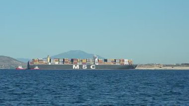 Görünüm kapsayıcı kargo gemisi gelir bağlantı noktası profili yedekte