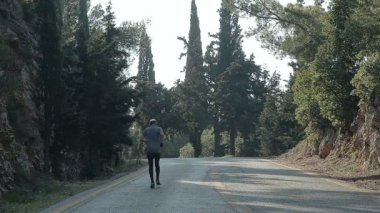 Atlet dağ yolda çalıştırmak