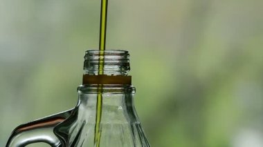 Sızma zeytinyağı ile soyut büyük şişe