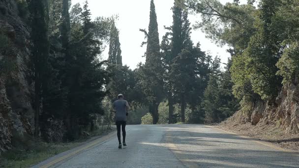 Atleta correr en el camino de la montaña — Vídeos de Stock