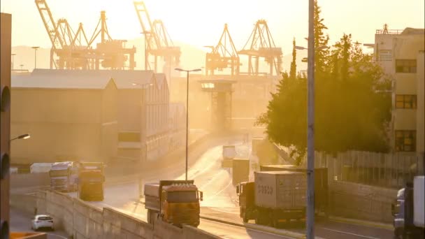 Вантажних автомобілів на дорозі, що веде до порту на заході сонця — стокове відео