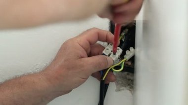Bir elektrikçi elinde closeup ev aletleri bağlı
