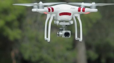 Ağır çekim: uçan ve uçan helikopter