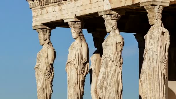 Estatuas de mármol de las cariátidas antiguas en movimiento de la Acrópolis — Vídeos de Stock