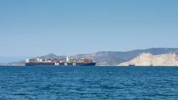 Container vrachtschip verhuisden al snel in de buurt van het eiland in de Middellandse Zee-weergave — Stockvideo