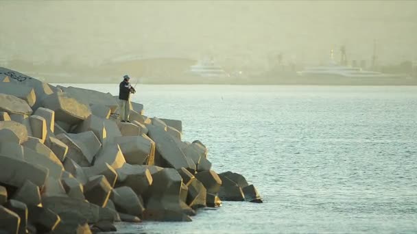 Utsikt til fiskeren Fisking ved daggry – stockvideo