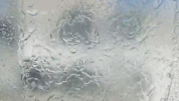 Abstraktes Wasser fließt auf das Glas — Stockvideo