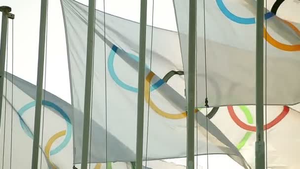 SLOW MOTION Bandeiras Olímpicas símbolo oficial dos Jogos Olímpicos — Vídeo de Stock