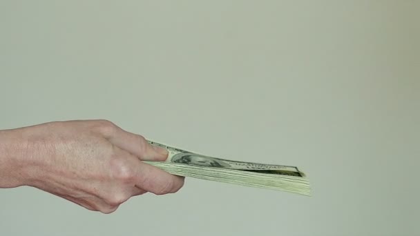 Close-up van de Hand van de Man met een bundel van geld — Stockvideo