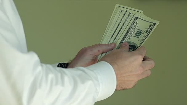Closeup Man está contando sua contagem de dinheiro cem dólares — Vídeo de Stock