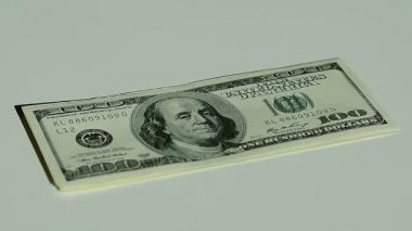 Adam el sayısı yüz dolar faturaları görünümünü kadar yakın