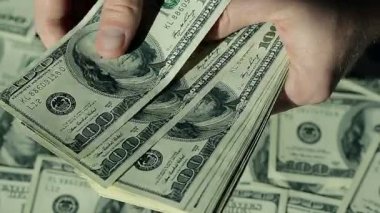 Closeup adam el sayısı Money.100$ banknotlar.