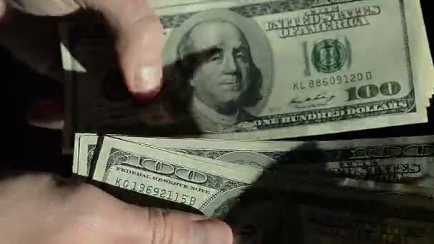 High Angle mannelijke handen tellen honderd dollarbiljetten — Stockvideo