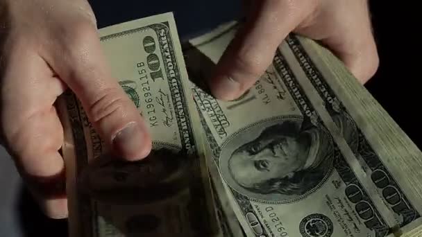 Vysoký úhel mužské ruce počet sto dolar — Stock video