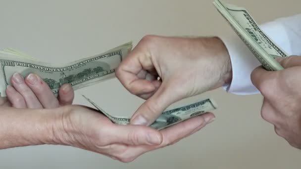 Szoros fel a kifizető készpénz ember kezében számít ki 100 dollár számlák — Stock videók