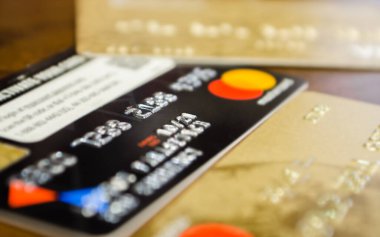 Soyut yakın plan birkaç kredi kartı ahşap bir masada..