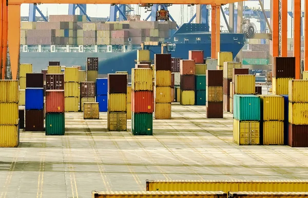 Containers waiting to be loaded — Stock Photo, Image