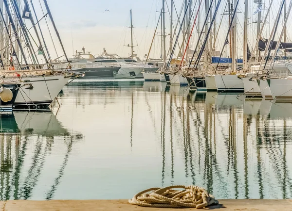 Jachten in de jachthaven — Stockfoto