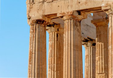 Akropolis üzerindeki olarak tapınağın sütunları