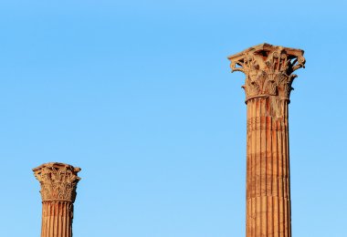 Gökyüzü arka plan üzerinde antik sütunlar