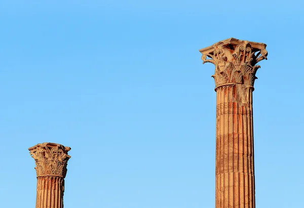 Colunas antigas no fundo do céu — Fotografia de Stock