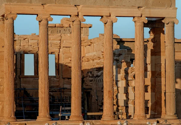 Akropolis üzerindeki olarak tapınağın sütunları — Stok fotoğraf