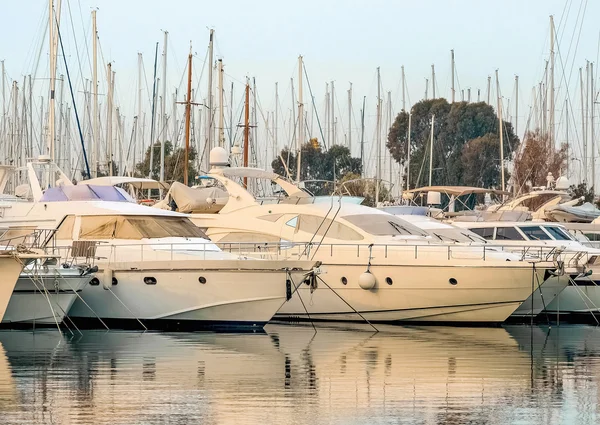 Boten in de jachthaven — Stockfoto