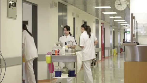 Медсестры и врачи в коридоре больницы — стоковое видео